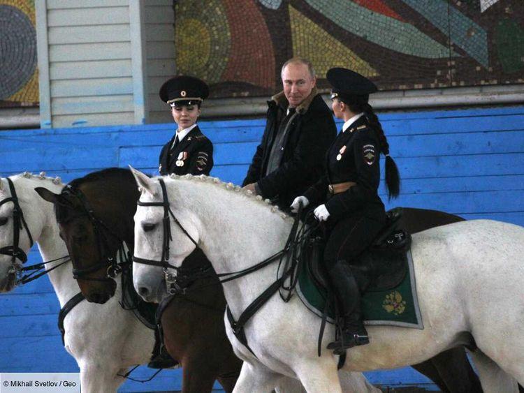 Poutine : un homme "très beau" qui mérite le respect, selon Pékin