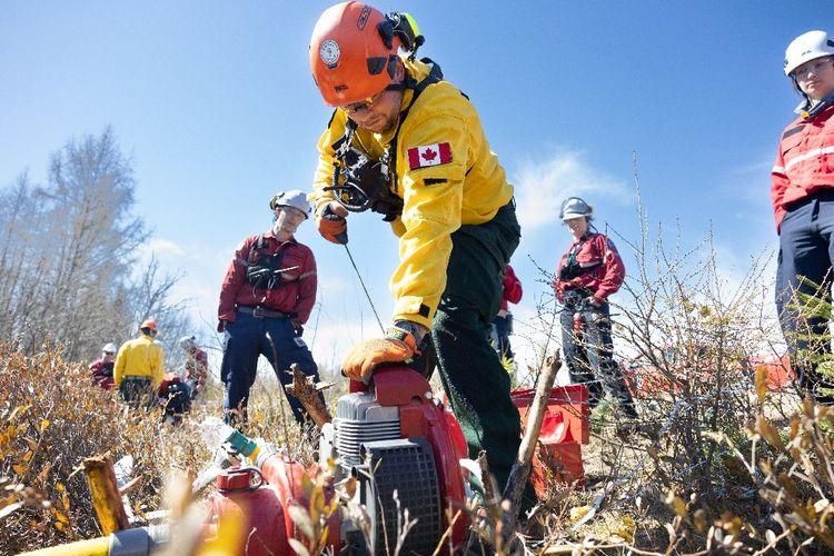 Avant une saison des feux redoutée, le Canada forme ses nouveaux pompiers