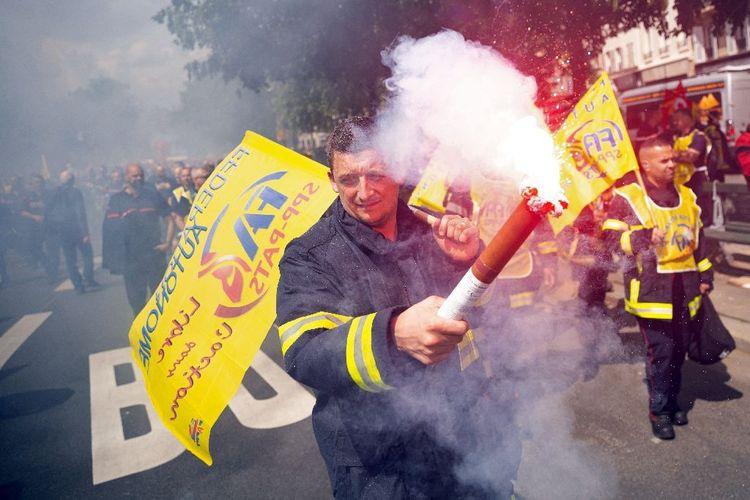 Des pompiers manifestent à Paris, réclamant une prime pour les Jeux olympiques