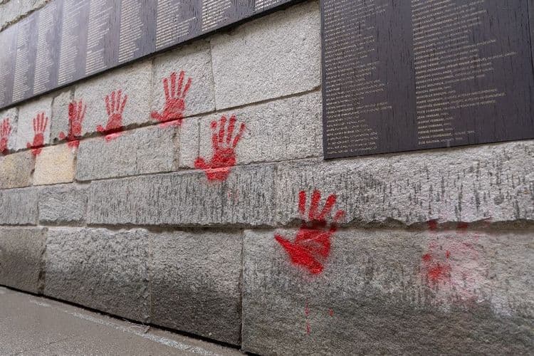 Des mains rouges taguées sur le Mémorial de la Shoah et des façades à Paris