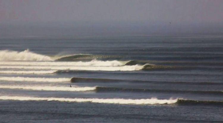 Au Pérou, la plus longue vague du monde est un paradis pour les surfeurs