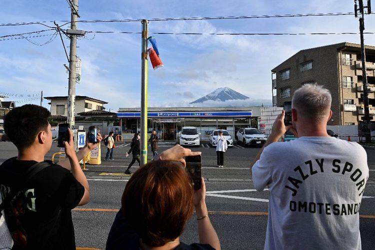 Japon: installation d'un filet masquant une vue du mont Fuji à cause du surtourisme