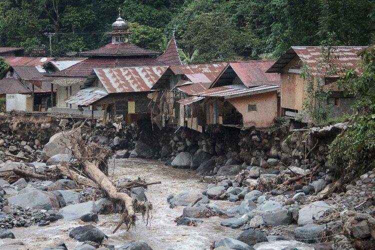 Indonésie: une trentaine de morts dans des inondations et des coulées de lave froide