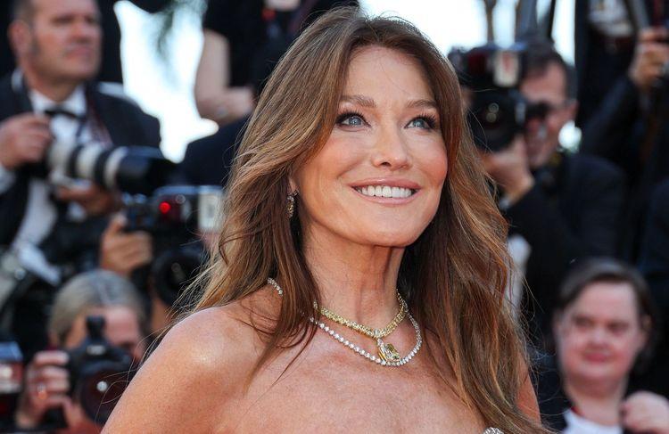 À Cannes, Carla Bruni brille de mille feux en robe dorée sur le tapis rouge