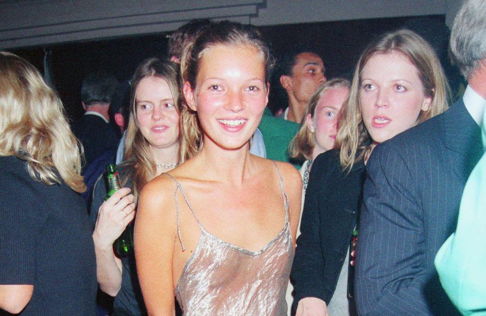 La robe transparente de Kate Moss a été revendue à prix d’or