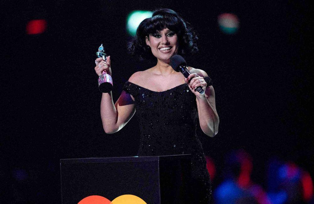 Qui est Raye, l’artiste britannique qui a battu les records de Blur, Adele et Harry Styles aux Brit Awards ?