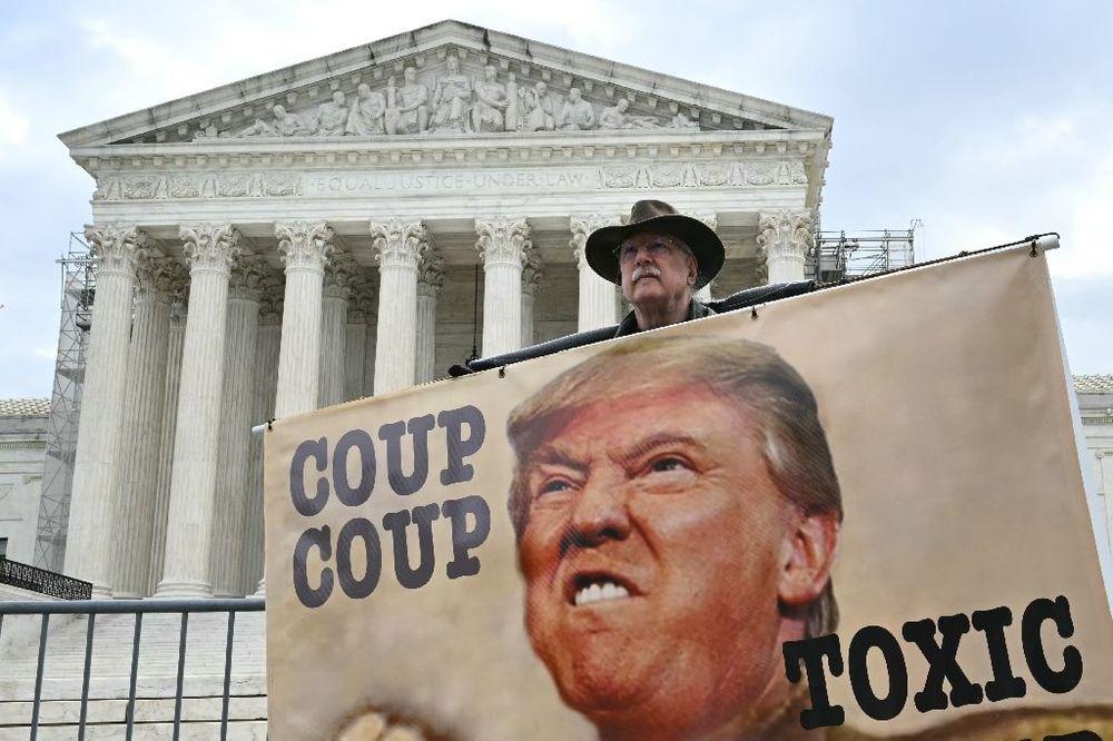 La Cour suprême devrait rejeter l'immunité de Trump, mais risque de retarder encore son procès