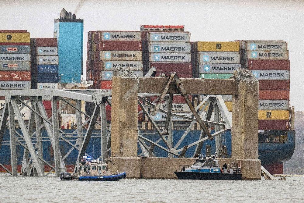 Une première grue déployée à Baltimore pour dégager les débris du pont effondré