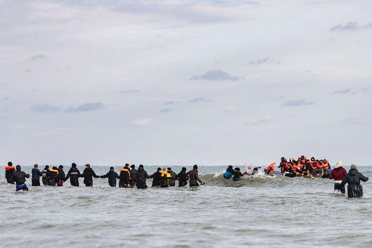 Soixante-six migrants qui tentaient de traverser la Manche secourus