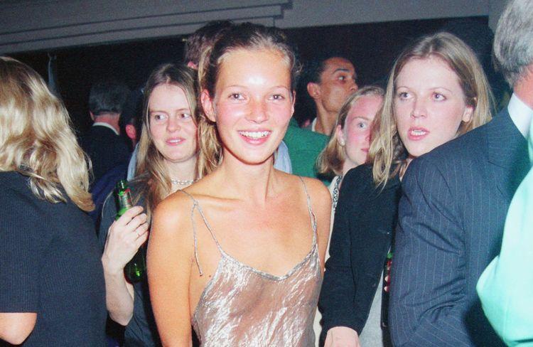 La robe transparente de Kate Moss a été revendue à prix d’or