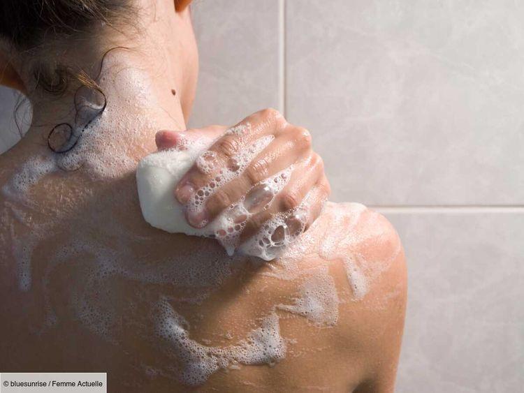 Est-il préférable de se laver avec un gel douche ou un savon ? Des dermatologues répondent