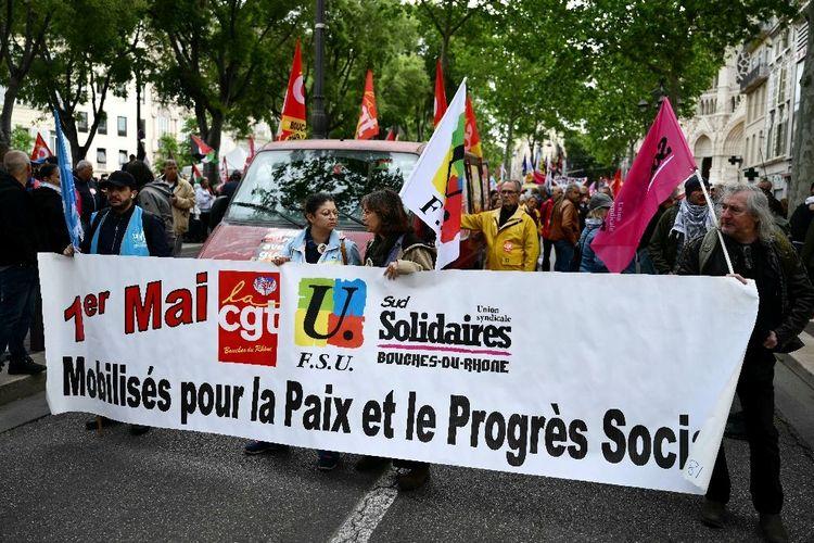 1er-Mai: des dizaines de milliers de manifestants pour les salaires ou pour la paix