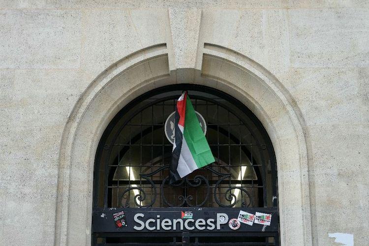 L'entrée des locaux historiques de Sciences Po Paris à nouveau bloquée
