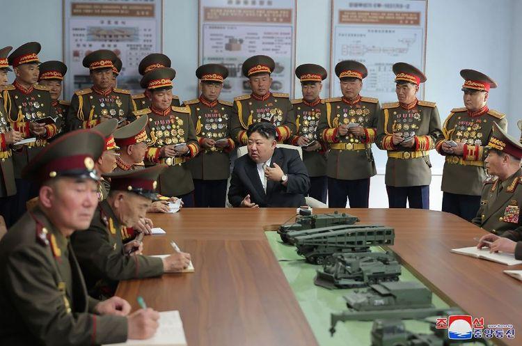 Corée du Nord: Kim supervise le test d'un lance-roquettes multiple