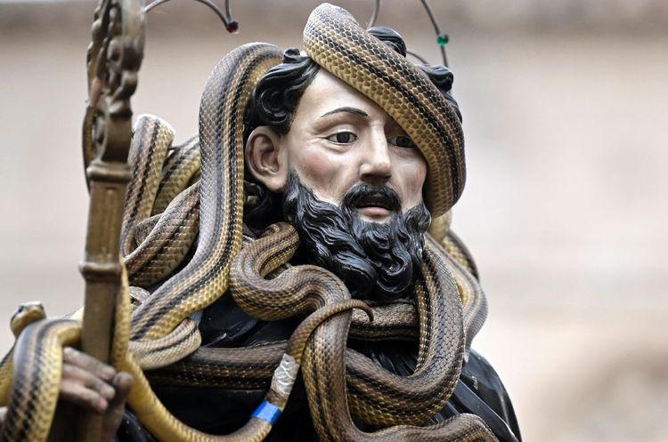 Des serpents au centre d'une procession le 1er mai en Italie