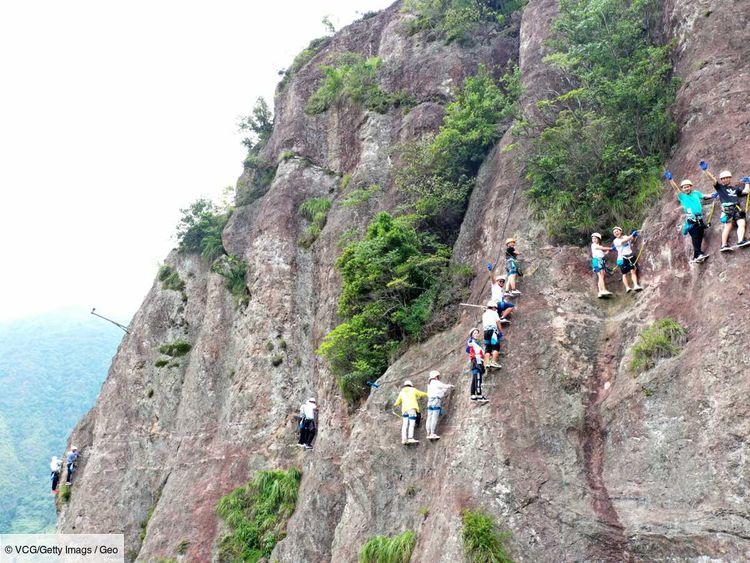Chine : des grimpeurs coincés plusieurs heures à flanc de montage en raison de l'affluence