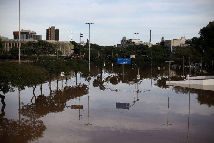 Inondations au Brésil: déjà 100 morts, la pluie interrompt les évacuations