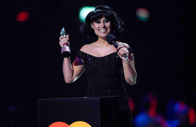 Qui est Raye, l’artiste britannique qui a battu les records de Blur, Adele et Harry Styles aux Brit Awards ?