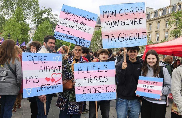 Plusieurs milliers de personnes ont manifesté contre la transphobie en France