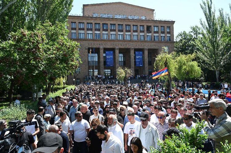Des dizaines de milliers d'Arméniens manifestent contre le transfert de terres à l'Azerbaïdjan