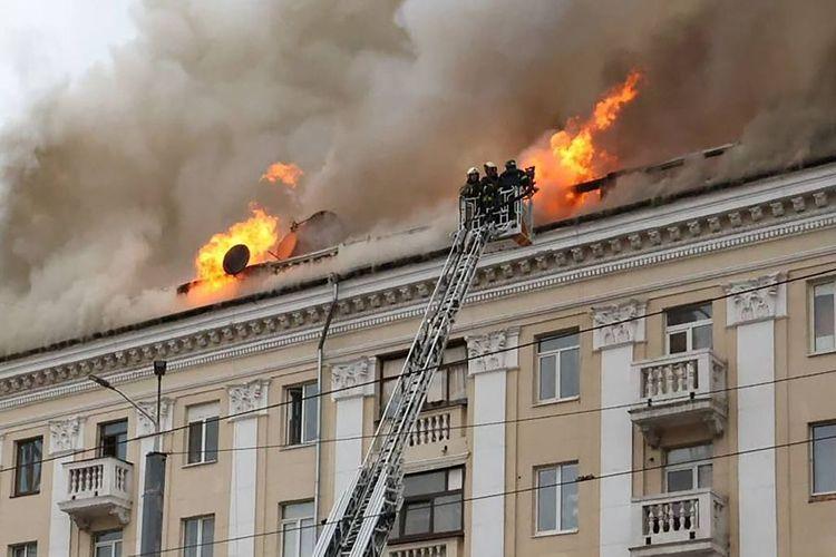 Ukraine : huit morts dans des frappes, Kiev revendique la destruction d'un bombardier russe