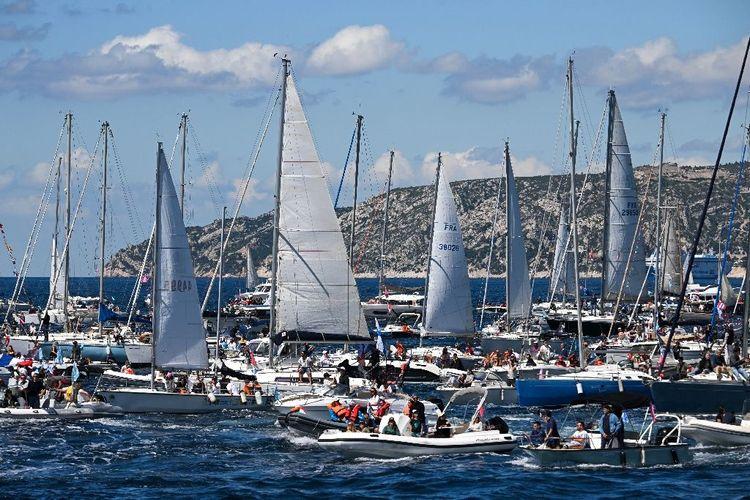 "La folie!" La flamme olympique accueillie par des centaines de bateaux à Marseille