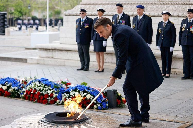 Avant la flamme olympique, Macron ravive la flamme du soldat inconnu à Paris