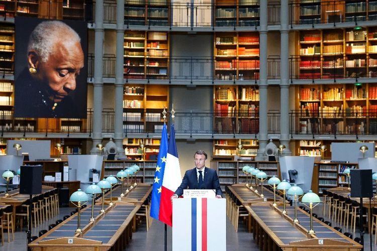 Macron salue "l'attachement intranquille" de Maryse Condé à la France