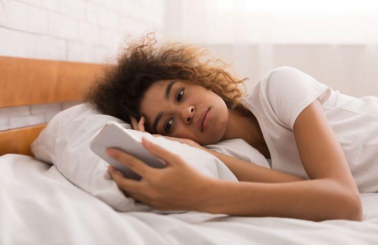 Rester au lit toute la journée : quels sont les risques du « bed rotting » sur la santé mentale ?
