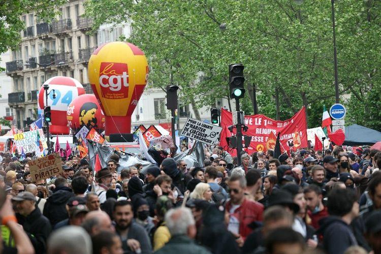 1er-Mai: des dizaines de milliers de manifestants pour les salaires, pour la paix