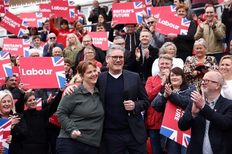 Royaume-Uni: les conservateurs au pouvoir subissent un revers électoral massif