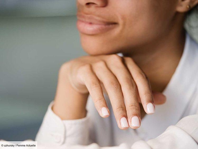 "Strawberry milk nails" : découvrez la nouvelle tendance ongles que l'on verra partout au printemps