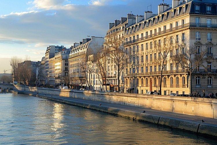 Vente aux enchères de l’appartement futuriste de Karl Lagerfeld en bord de Seine