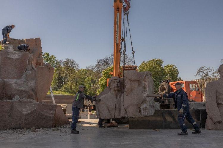 Kiev démonte un monument soviétique évoquant l'amitié avec la Russie