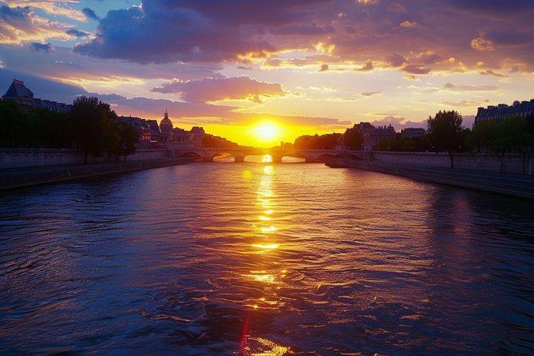 JO 2024 : Macron l’assure, “l’eau de la Seine sera fraîche mais propre”