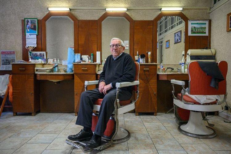 Roger Amilhastre, toujours coiffeur à 90 ans, ne compte pas raccrocher les ciseaux