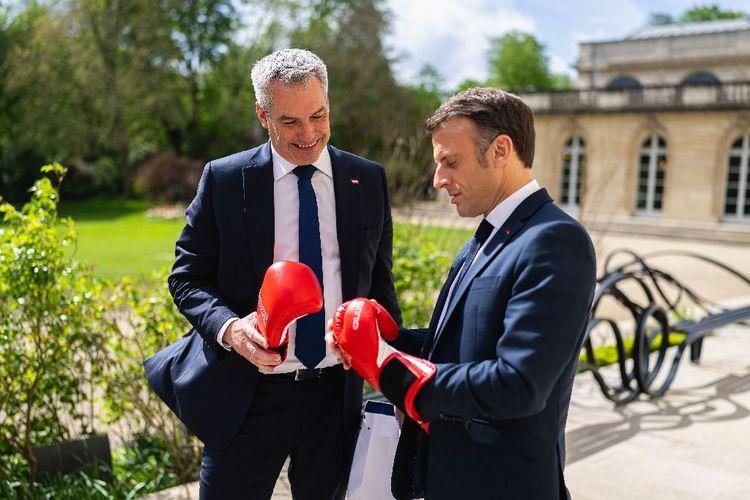 Des gants de boxe, cadeau du chancelier autrichien à Macron