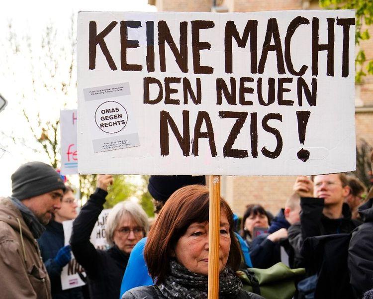 Allemagne: ouverture chaotique du procès d'un dirigeant d'extrême droite jugé pour un slogan nazi