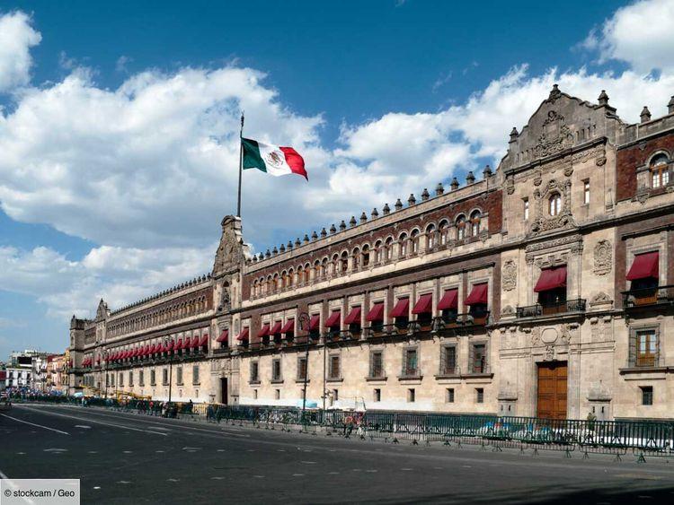 Mexique : en pleine session parlementaire, un sénateur égorge une poule au nom d'un dieu précolombien