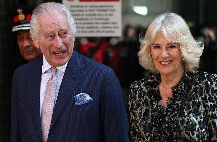 Le roi Charles III souriant reprend ses activités publiques en dépit de son cancer