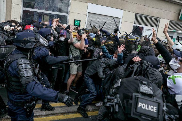1er mai: tensions sporadiques en tête du cortège parisien