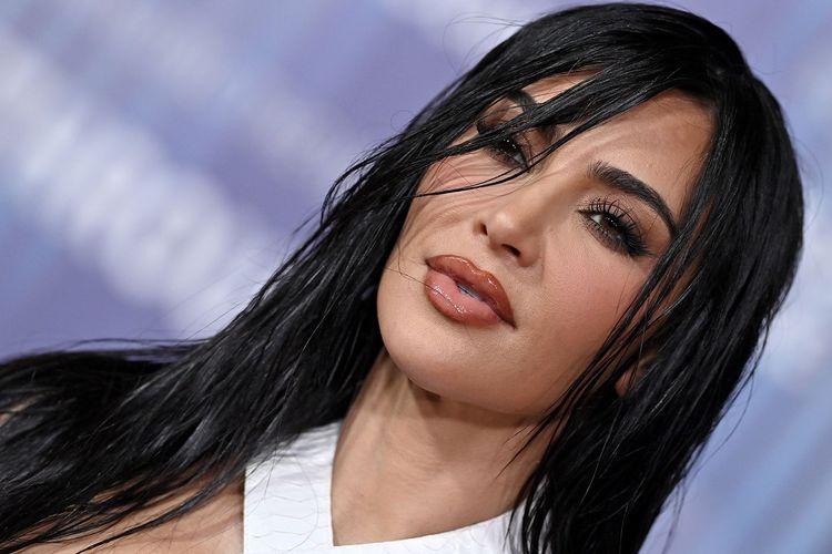 Kim Kardashian surprend ses fans en adoptant cette coupe de cheveux ultra courte