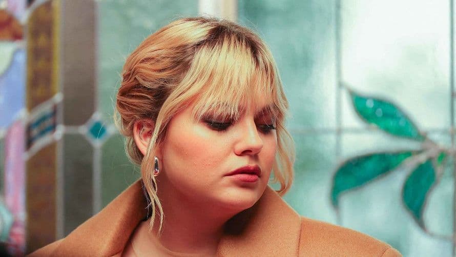 "Ma pauvre mère…" : Louane revient sur son enfance difficile, atteinte d’une maladie que certains "ne supportaient pas"