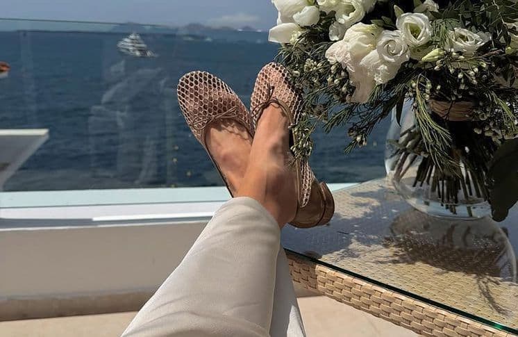 Nicole Kidman succombe à son tour aux ballerines controversées de la saison