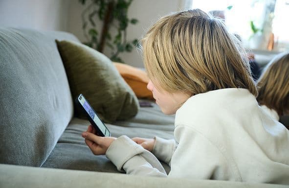 Bannir les moins de 15 ans des réseaux sociaux : pourquoi cette idée d’Emmanuel Macron est controversée