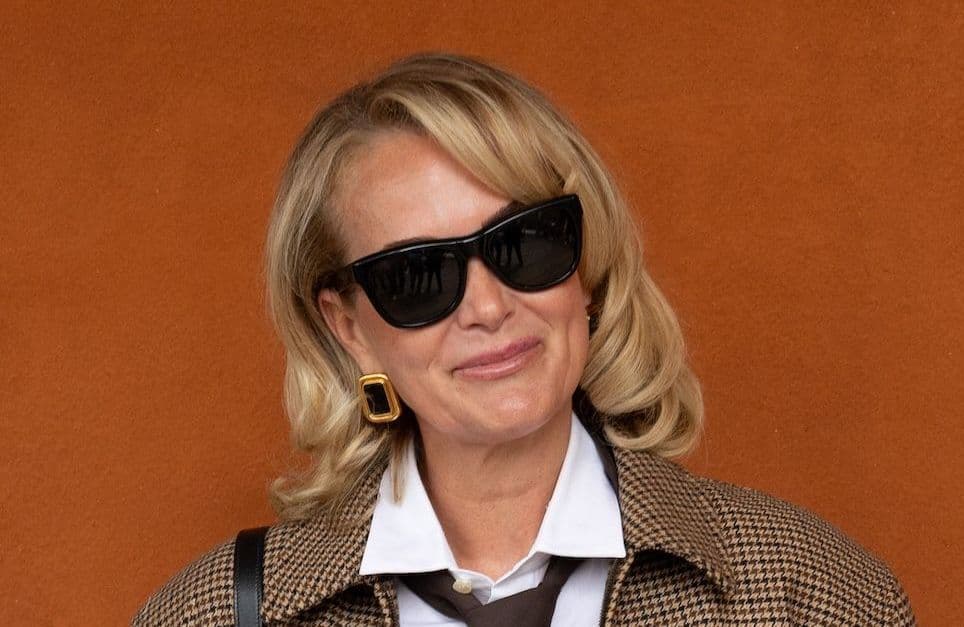 Laeticia Hallyday profite du sud de la France et danse sur « Allumez le feu »