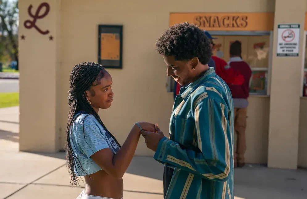 « Pour toujours » : cette nouvelle série Netflix adaptée d’un roman interdit aux États-Unis