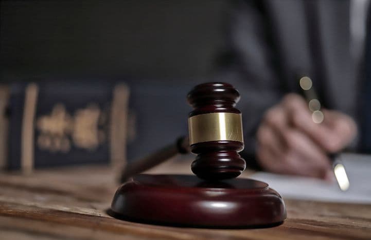 À Roanne, un bras-de-fer qui dure entre la mairie et une colleuse féministe