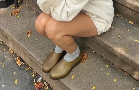 Confortables et audacieuses, ces drôles de chaussures remplacent nos mules de saison