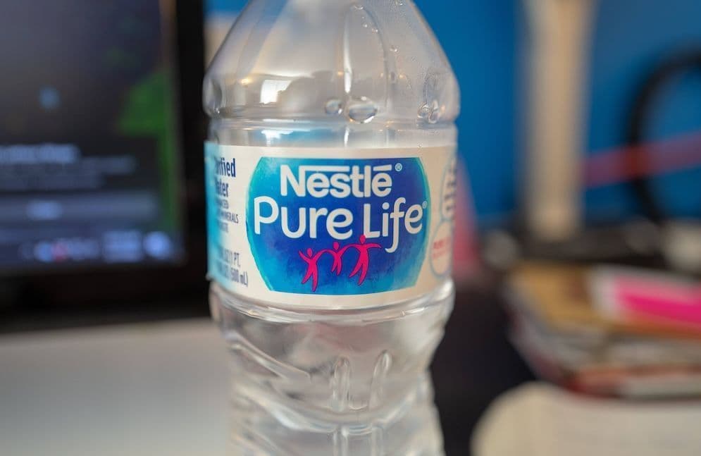Scandale des eaux minérales : l’État accusé de « dissimulation » pour protéger Nestlé